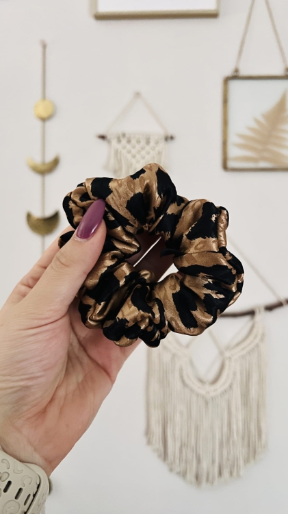 czarno-brazowa-panterka-dodatek-gumka-do-wlosow-frotka-scrunchie-wlosomaniaczka (3).jpg