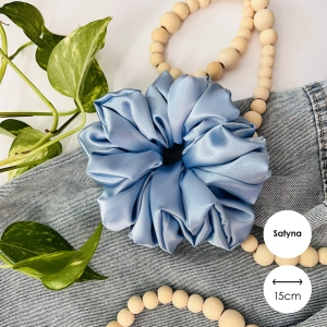 Satynowa gumka do włosów scrunchie XXL Błękitna