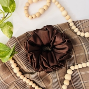 czekoladowa-brazowa-gumka-do-wlosow-scrunchie-xxl-wlosing-neutralna (2).JPG