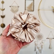 bezowa-neutralna-gumka-scrunchie-xxl-duza-na-grubych-wlosow (1).JPG