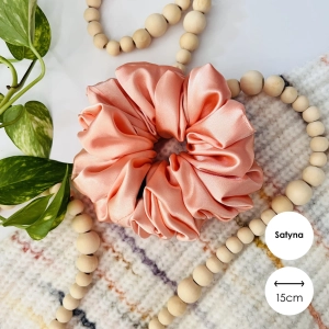 Satynowa gumka do włosów scrunchie XXL Łosoś
