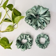 szalwiowa-zielona-gumka-do-wlosow-sage-green-xxl-scrunchie (2).JPG