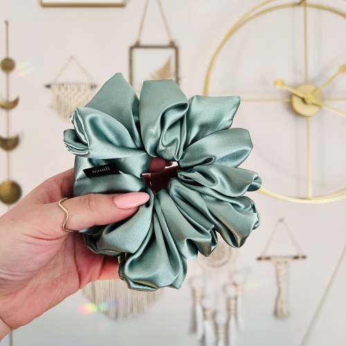 szalwiowa-zielona-gumka-do-wlosow-sage-green-xxl-scrunchie (5).JPG