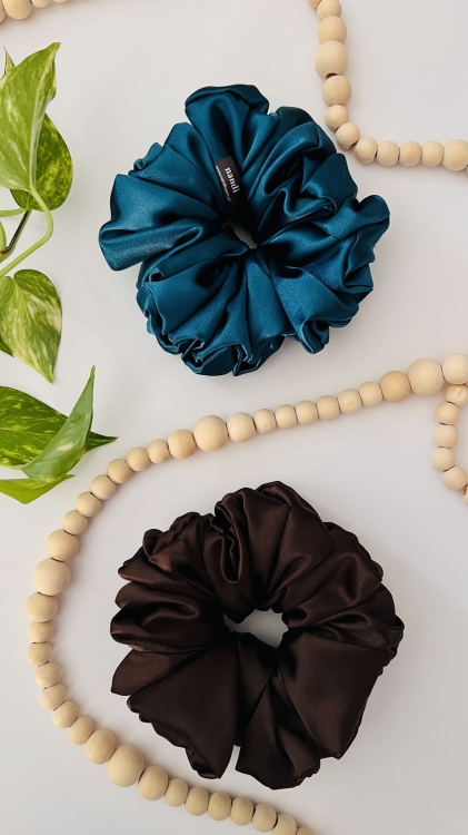 szmaragdowa-zielona-gumka-do-wlosow-scrunchie-xxl-satynowa (2).JPG