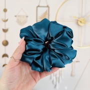 szmaragdowa-zielona-gumka-do-wlosow-scrunchie-xxl-satynowa (3).JPG