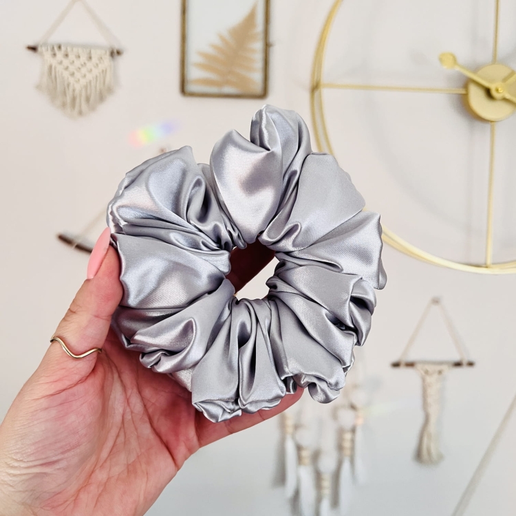 szara-gumka-do-wlosow-neutralna-maxi-xxl-scrunchie-nandi (3).JPG
