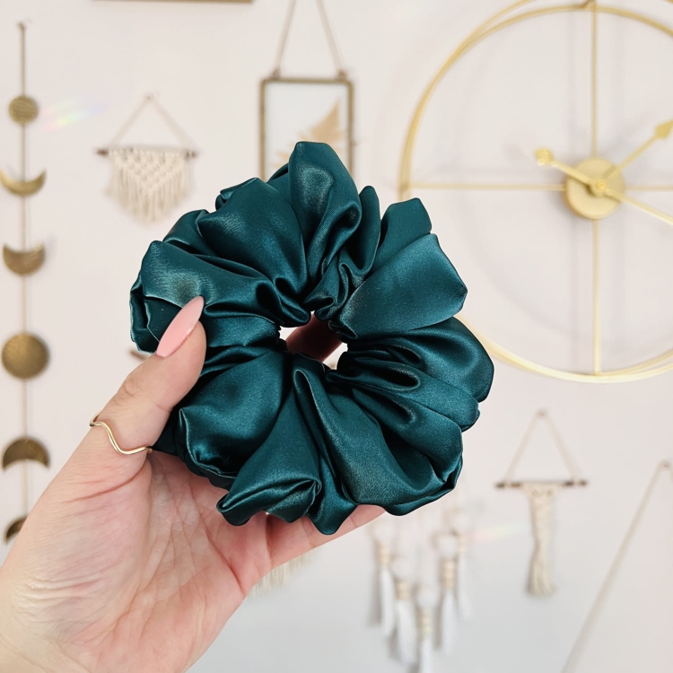 zielona-satynowa-gumka-do-wlosow-typu-scrunchie-xxl (5).JPG