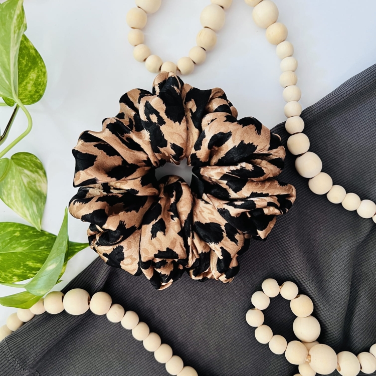 popularna-gumka-do-wlosow-panterkowa-leopard-cheetah-scrunchie-xxl (2).JPG
