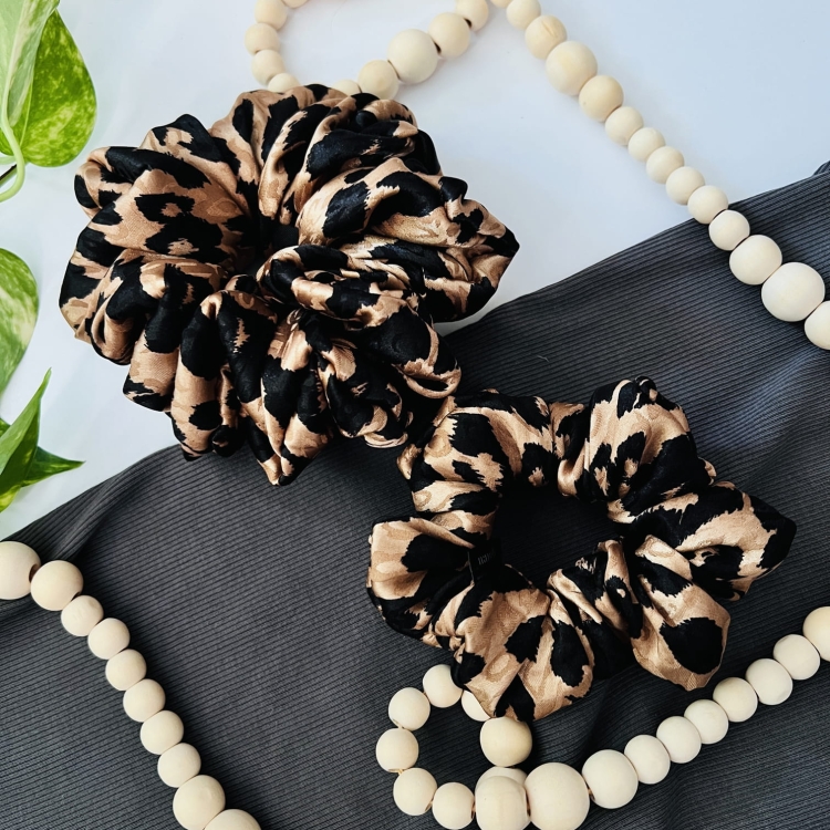 popularna-gumka-do-wlosow-panterkowa-leopard-cheetah-scrunchie-xxl (3).JPG