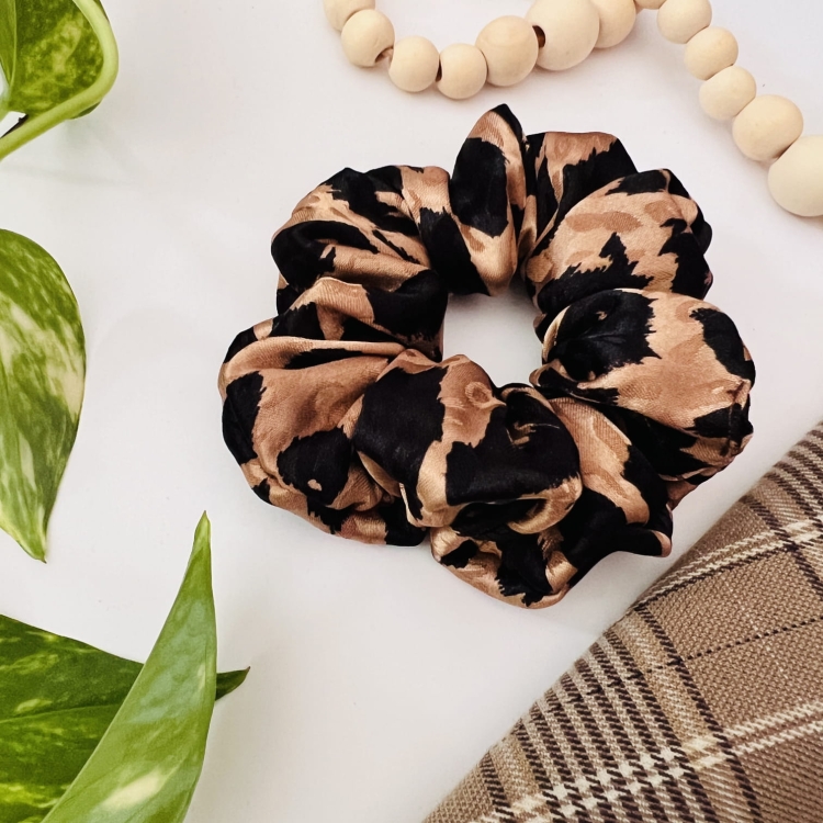 pantera-scrunchie-w-panterke-leopard-midi-standard-do-wlosow-satynowa (1).JPG