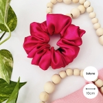 Satynowa gumka do włosów scrunchie MIDI Fuksja