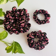 gumka-scrunchie-do-wlosow-krepa-w-roze-rozyczki-rozmiary-na-czarnym-tle-swiadoma-pielegnacja (10).JPG