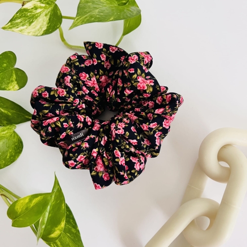 gumka-scrunchie-do-wlosow-krepa-w-roze-rozyczki-rozmiary-na-czarnym-tle-swiadoma-pielegnacja (3).JPG
