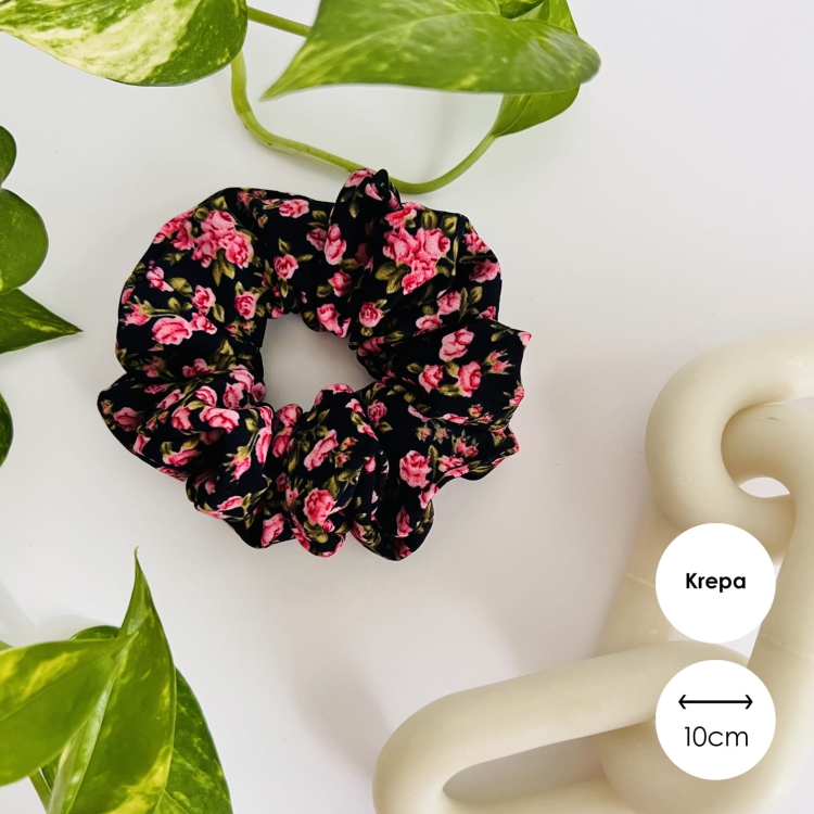 gumka-scrunchie-do-wlosow-krepa-w-roze-rozyczki-rozmiary-na-czarnym-tle-swiadoma-pielegnacja (1).jpg