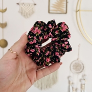 gumka-scrunchie-do-wlosow-krepa-w-roze-rozyczki-rozmiary-na-czarnym-tle-swiadoma-pielegnacja (7).JPG