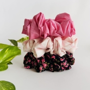 gumka-scrunchie-do-wlosow-krepa-w-roze-rozyczki-rozmiary-na-czarnym-tle-swiadoma-pielegnacja (9).JPG