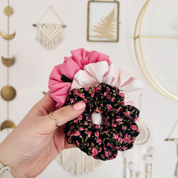 gumka-scrunchie-do-wlosow-krepa-w-roze-rozyczki-rozmiary-na-czarnym-tle-swiadoma-pielegnacja (11).JPG