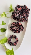 gumka-scrunchie-do-wlosow-krepa-w-roze-rozyczki-rozmiary-na-czarnym-tle-swiadoma-pielegnacja (6).JPG