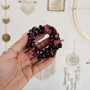 gumka-scrunchie-do-wlosow-krepa-w-roze-rozyczki-rozmiary-na-czarnym-tle-swiadoma-pielegnacja (8).JPG