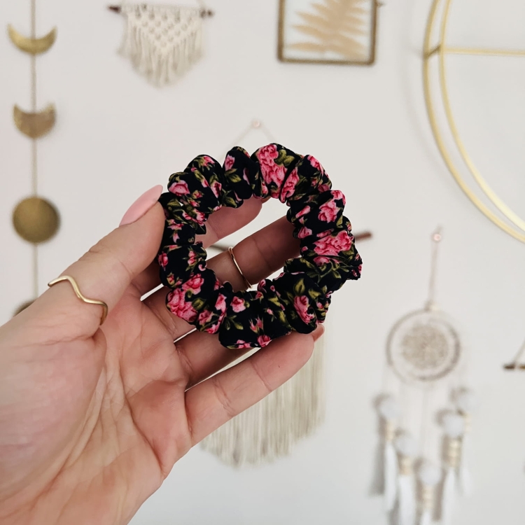 gumka-scrunchie-do-wlosow-krepa-w-roze-rozyczki-rozmiary-na-czarnym-tle-swiadoma-pielegnacja (8).JPG