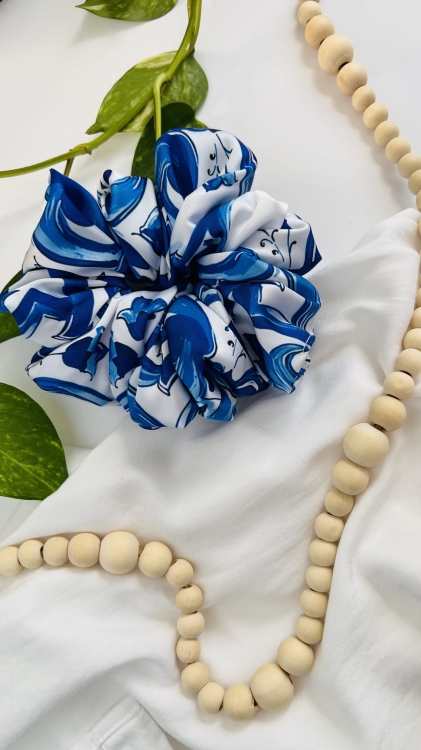 gumka-do-wlosow-w-grecki-wzor-majolika-niebieska-biala-jedwabna-dobra-dla-wlosow (3).JPG