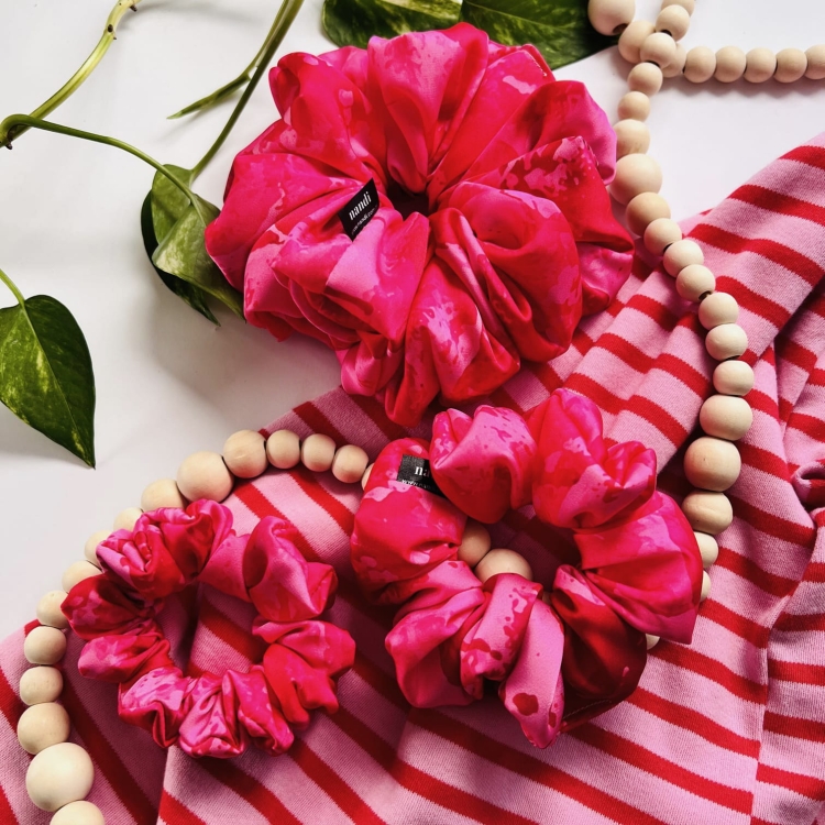 gumka-scrunchie-jedwabna-miekka-szyfonowa-rozowa-piekny-wzor-nandi (7) — kopia.JPG