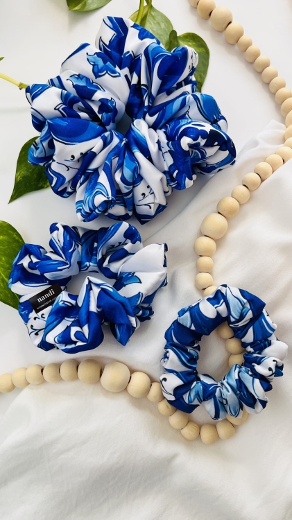 gumka-do-wlosow-w-grecki-wzor-majolika-niebieska-biala-jedwabna-dobra-dla-wlosow (8).JPG