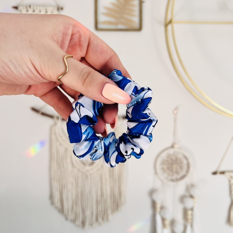 gumka-do-wlosow-w-grecki-wzor-majolika-niebieska-biala-jedwabna-dobra-dla-wlosow (11).JPG