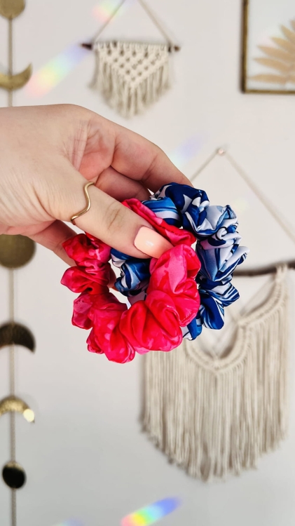 gumka-do-wlosow-w-grecki-wzor-majolika-niebieska-biala-jedwabna-dobra-dla-wlosow (12).JPG