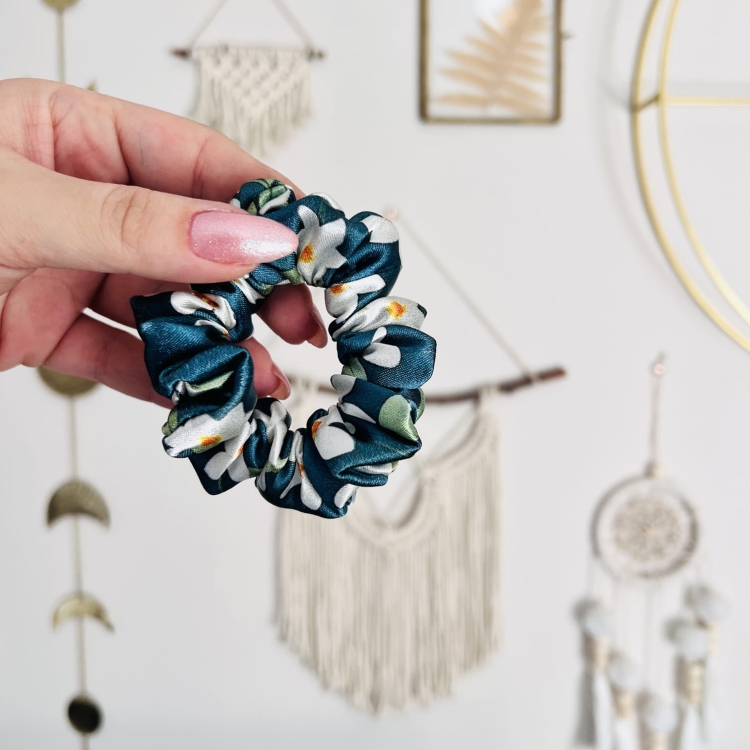 gumka-scrunchie-do-wlosow-frotka-gruba-satynowa-kwiatowa-zielona-jasmin (10).JPG