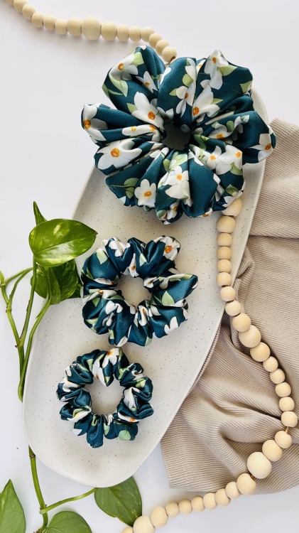gumka-scrunchie-do-wlosow-frotka-gruba-satynowa-kwiatowa-zielona-jasmin (14).JPG