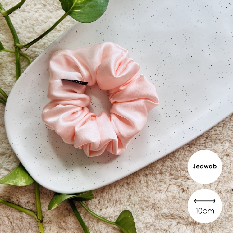 jedwabna-gumka-do-wlosow-scrunchie-kolorowa-zielona-niebieska-rozowa-fioletowa-czarna-neutralna-bezowa (12).jpg