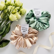 podziekowania-na-wieczor-panienski-ladne-sliczne-nietuzinkowe-gumki-scrunchie-xxl-satynowa-team-bride.JPG
