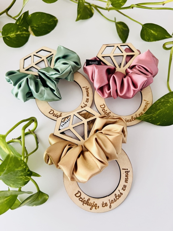 gumka-scrunchie-do-wlosow-podziekowania-z-dedykacja-personalizowane-na-wieczor-panienski-dla-dziewczyn-team-bride (2).JPG