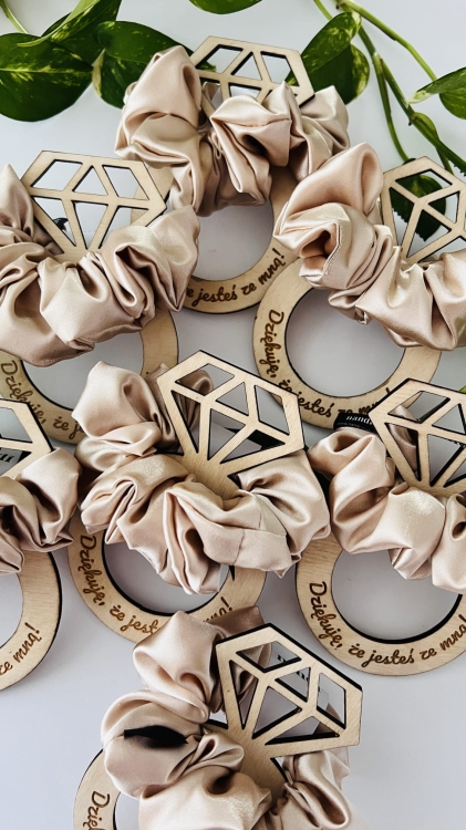 gumka-scrunchie-do-wlosow-podziekowania-z-dedykacja-personalizowane-na-wieczor-panienski-dla-dziewczyn-team-bride (6).JPG