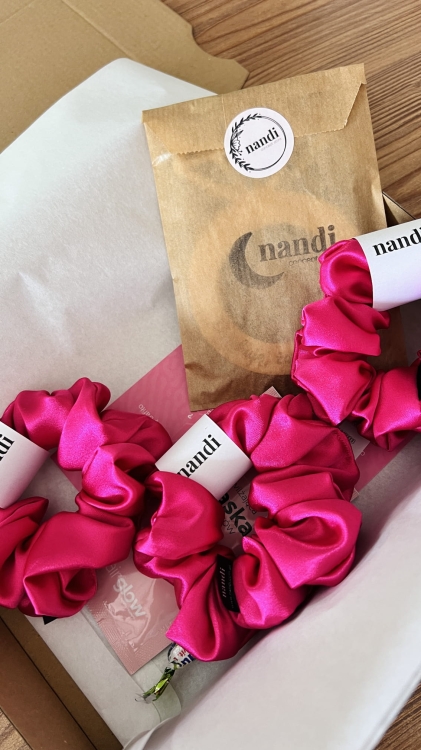 podziekowanie-na-wieczor-panienski-dla-dziewczyn-gumka-scrunchie-jedwab-swieca-herbata-cukierki-pakowane-personalizowane (4).JPG