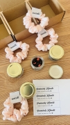 podziekowanie-na-wieczor-panienski-dla-dziewczyn-gumka-scrunchie-jedwab-swieca-herbata-cukierki-pakowane-personalizowane (3).JPG