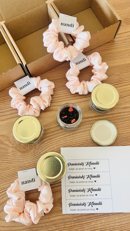 podziekowanie-na-wieczor-panienski-dla-dziewczyn-gumka-scrunchie-jedwab-swieca-herbata-cukierki-pakowane-personalizowane (3).JPG