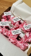 podziekowanie-na-wieczor-panienski-dla-dziewczyn-gumka-scrunchie-jedwab-swieca-herbata-cukierki-pakowane-personalizowane (1).JPG