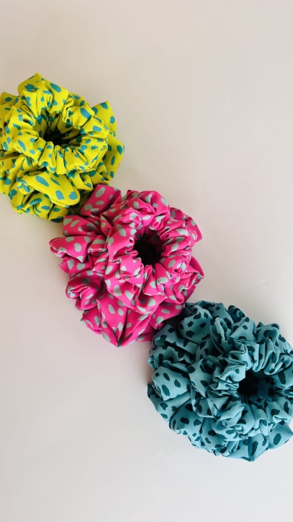 gumka-do-wlosow-scrunchie-silki-delikatna-najlepsza-nandi-concept-store-allegro-wlosomaniaczka-na-prezent (3).JPG