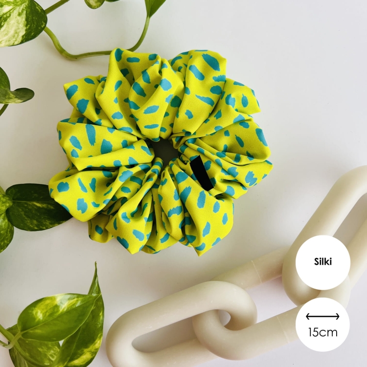 gumka-scrunchie-silki-delikatna-neonowa-do-wlosow-na-lato-jaka-najlepsza--swiadoma-pielegnacja (8).jpg