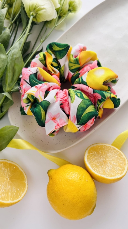 gumka-do-wlosow-scrunchie-w-cytrynki-cytryny-wloska-wiskoza-amalfi-positano-wakacje-nandi (2).JPG