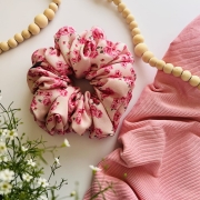 urodzinowa-gumka-do-wlosow-scrunchie-nandi-concept-store-wiskoza-twill-kwiatowa-rozowa-duza-mala-srednia-piekna (6).JPG
