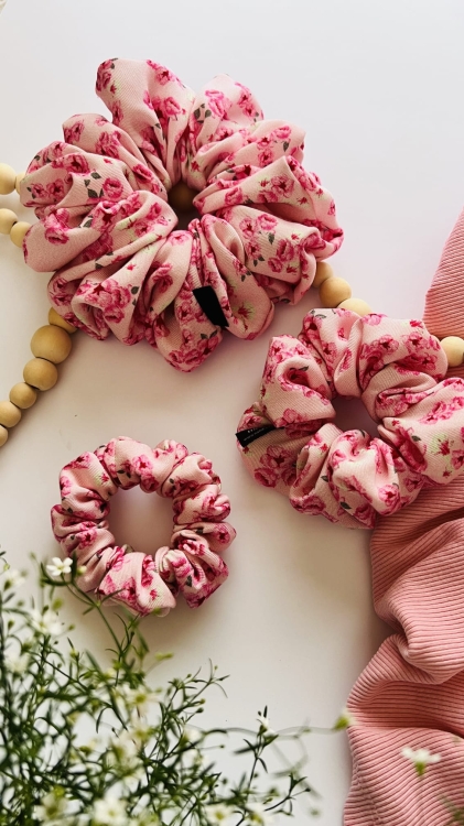 urodzinowa-gumka-do-wlosow-scrunchie-nandi-concept-store-wiskoza-twill-kwiatowa-rozowa-duza-mala-srednia-piekna (9).JPG