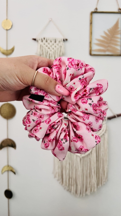 urodzinowa-gumka-do-wlosow-scrunchie-nandi-concept-store-wiskoza-twill-kwiatowa-rozowa-duza-mala-srednia-piekna (13).JPG