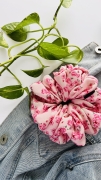 urodzinowa-gumka-do-wlosow-scrunchie-nandi-concept-store-wiskoza-twill-kwiatowa-rozowa-duza-mala-srednia-piekna (15).JPG