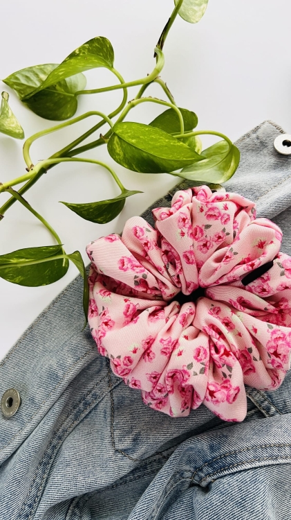 urodzinowa-gumka-do-wlosow-scrunchie-nandi-concept-store-wiskoza-twill-kwiatowa-rozowa-duza-mala-srednia-piekna (15).JPG