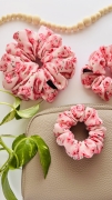 urodzinowa-gumka-do-wlosow-scrunchie-nandi-concept-store-wiskoza-twill-kwiatowa-rozowa-duza-mala-srednia-piekna (11).JPG