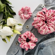 urodzinowa-gumka-do-wlosow-scrunchie-nandi-concept-store-wiskoza-twill-kwiatowa-rozowa-duza-mala-srednia-piekna (19).JPG