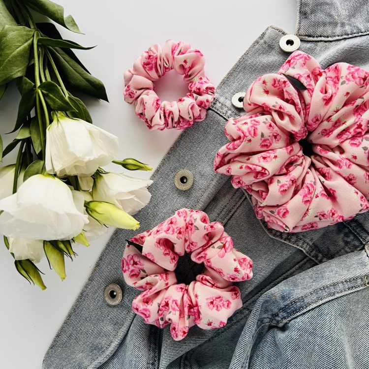 urodzinowa-gumka-do-wlosow-scrunchie-nandi-concept-store-wiskoza-twill-kwiatowa-rozowa-duza-mala-srednia-piekna (19).JPG